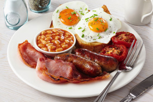 завтрак, английский завтрак, омлет, сосиски, колбаски, завтрак в англии